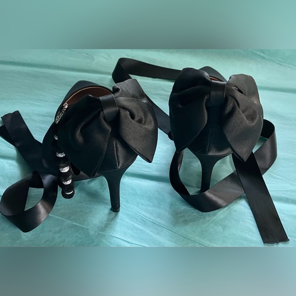 NWOT Chic Black Satin Bow Heels Velvet Beaded Rhinestone Heart Accents - Picture 5 of 7